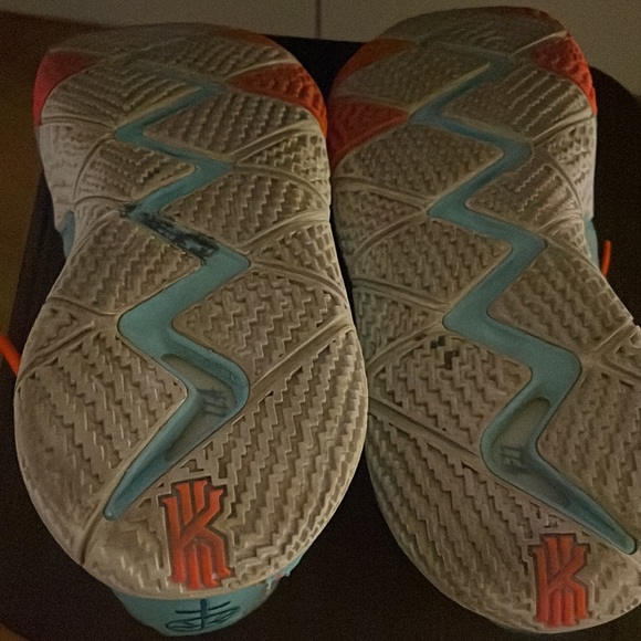 NIKE KYRIE 4 POWER IS FEMALE - Picture 3 of 3